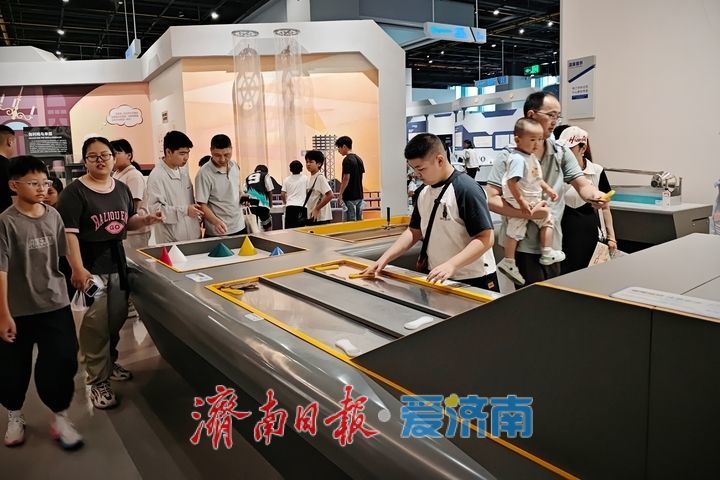 避暑研学两相宜 科技馆内探奥秘