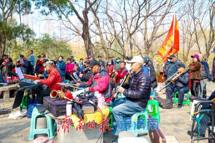 五龙潭公园春意盎然，市民游客共赏春光