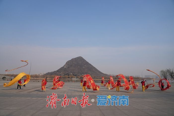 华山历史文化湿地公园 “健身龙”舞动春天活力
