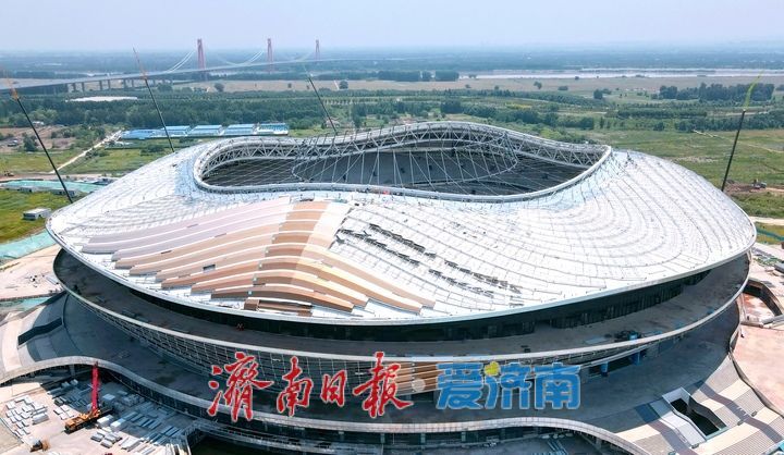 济南黄河体育中心专业足球场“头顶工程”成功落位
