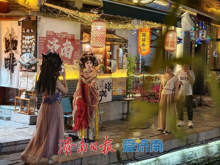 曲水亭街夜景迷人，尽显泉韵烟火气