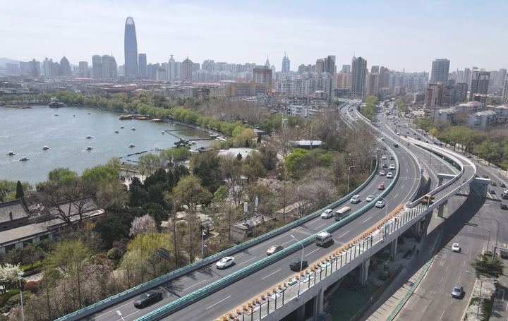 更进一步，济南顺河高架路经一路新建匝道开装隔音声屏障