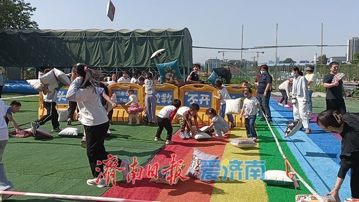 “大猩猩”抢镜、枕头混战……市中区这处乐园太热闹了