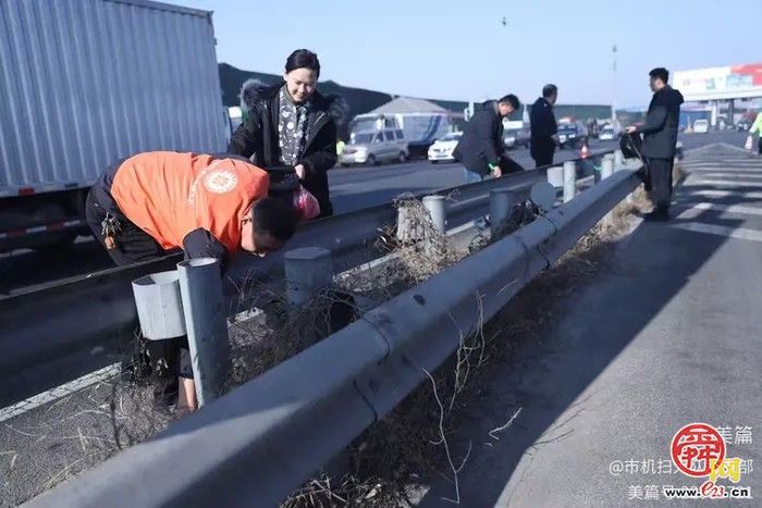 洁静护航春运路 志愿红暖高速口 济南市机械化清扫大队开展春运志愿服务活动