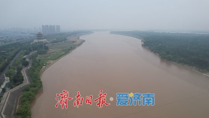 烟雨朦胧，黄河畔宛如水墨画卷