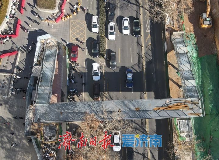 文化西路齐鲁医院南门段新建过街天桥主体完工