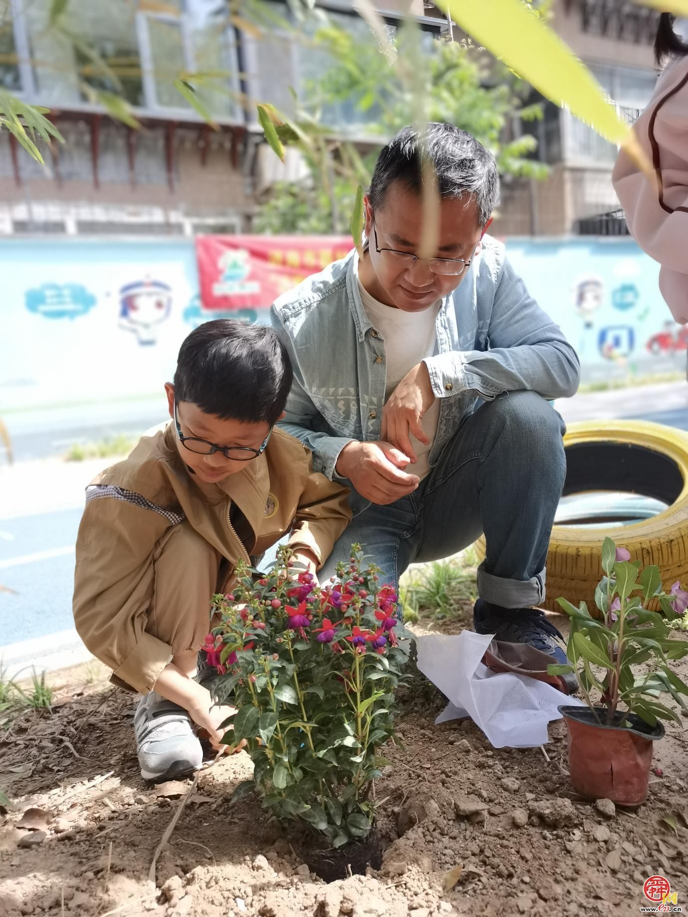 种花种梦想 劳动促成长 济南园·林惠民行走进共建花园