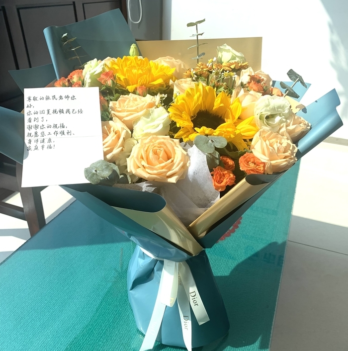 为济南公交点赞的广东小伙，返程前为司机师傅送来一束花