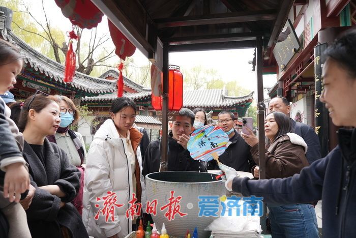 非遗漆扇吸睛引游人 感受中式美学的独特魅力