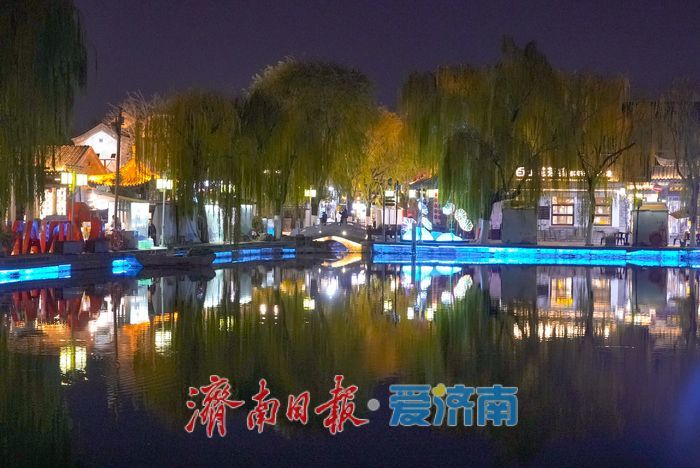 老城冬夜光影醉游人