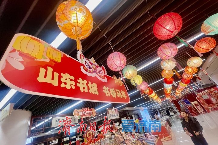 民俗灯笼映书香 读者打卡喜迎春