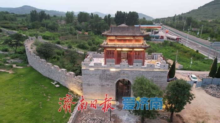 锦阳关披“新装” 亮化工程点亮古雄关