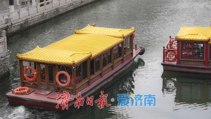 坐画舫游济南，护城河上览春色