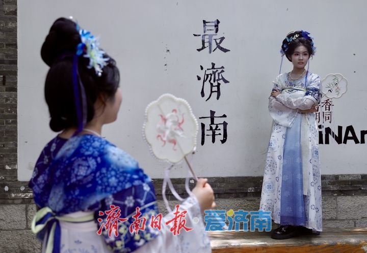 打卡热：游人如织秩序井然，古韵老街尽显文明风尚