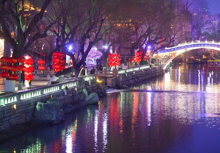 大红灯笼高高挂，浓浓年味扑面来