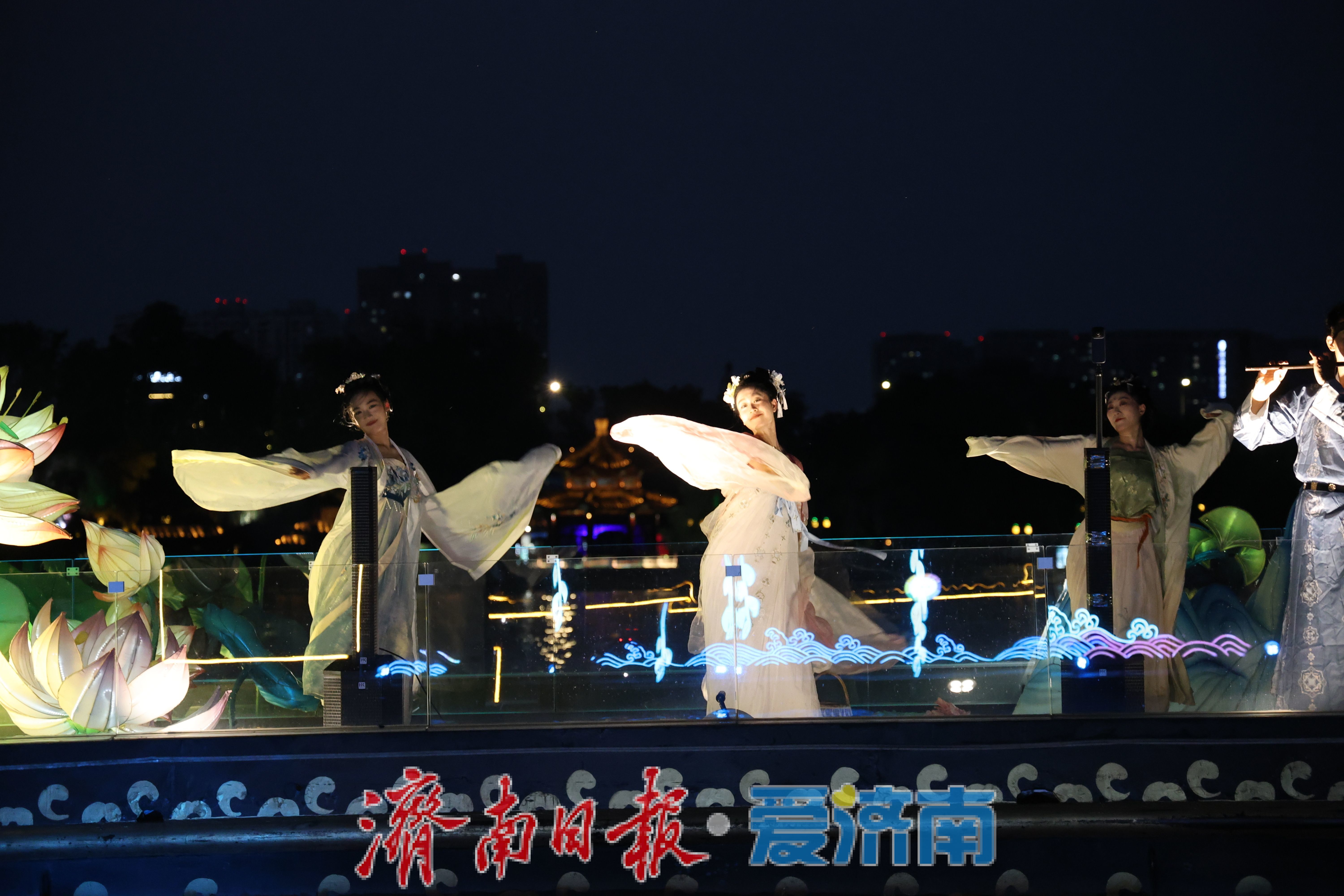 一年四季 泉在济南丨夜泊明湖入画来！升级版画船演艺开启泉城风雅夜