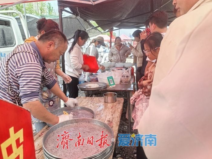 大集上，凉皮西瓜成“热门选择”