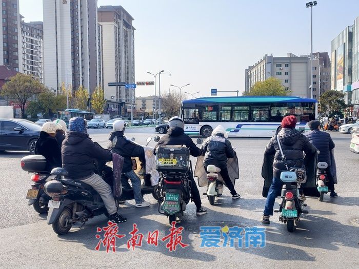 寒潮来袭气温“跳水”，市民“全副武装”出行