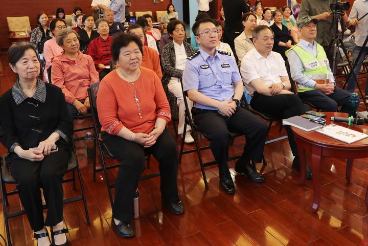 济南交警开展“银龄”安行老年人交通安全宣传直播分享课活动，关注老年群体交通安全！