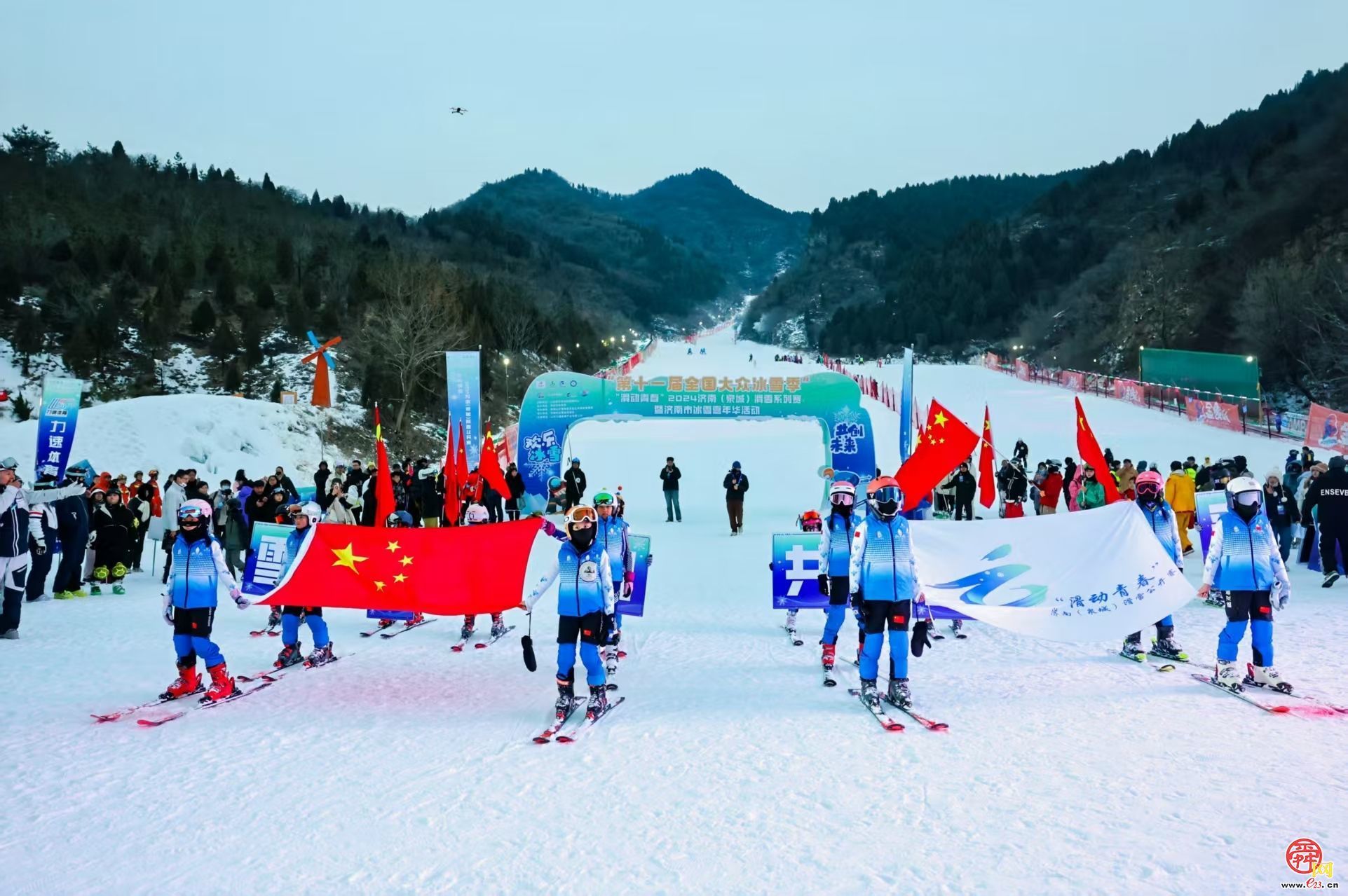 凛冬热雪，滑动青春！2024济南（泉城）滑雪公开赛暨济南市冰雪嘉年华活动火热启幕