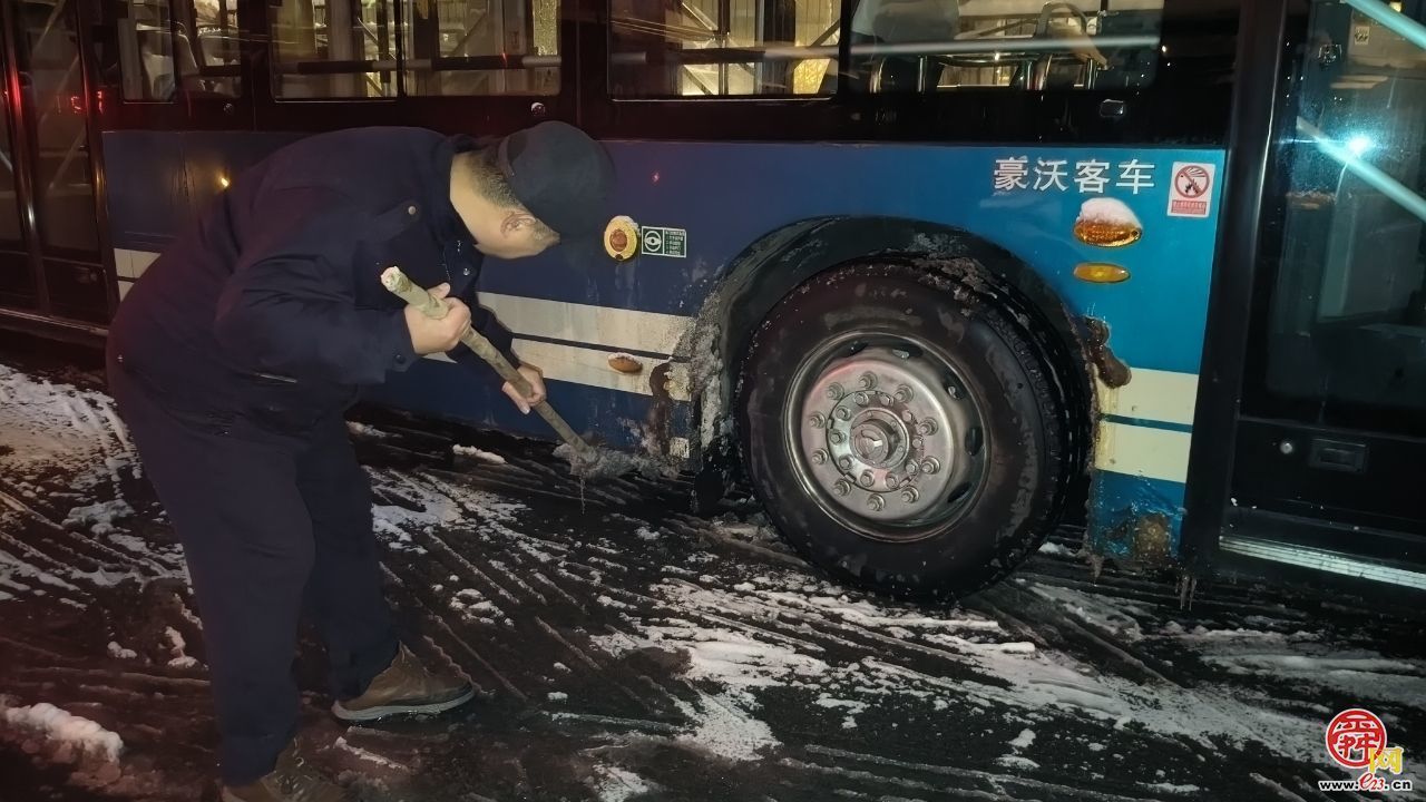 暴雪袭泉城 公交人以雪为令铸担当 用坚守暖民心