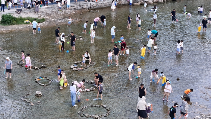 孟家水库游人戏水消暑 乐享清凉夏日