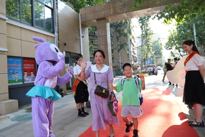 当开学遇上35周年校庆！历下区燕山小学为一年级新生举行“跨越