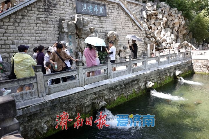 济南持续高温 游客黑虎泉畔亲泉纳凉