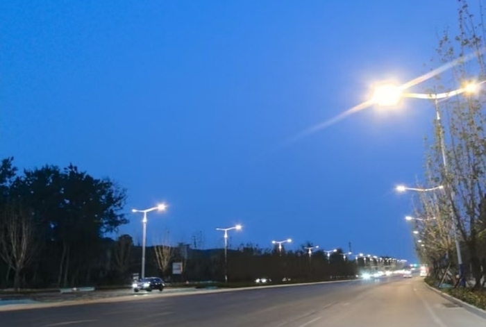 经十东路“光明焕新”：220组风帆灯上岗，护航城市动脉夜行安全