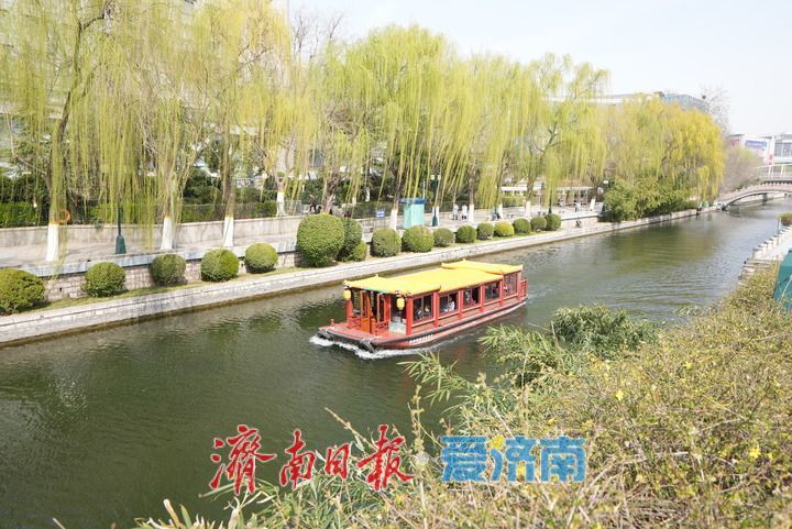 护城河畔泉韵悠扬醉游人