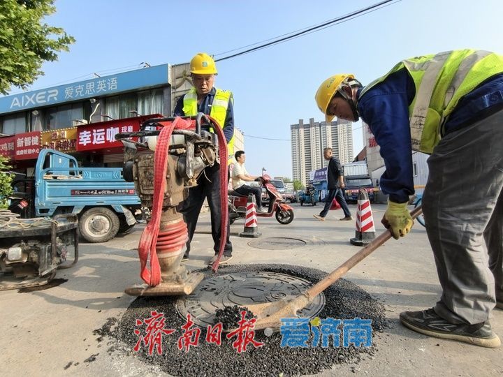 更换老旧井盖 筑牢市民出行安全防线