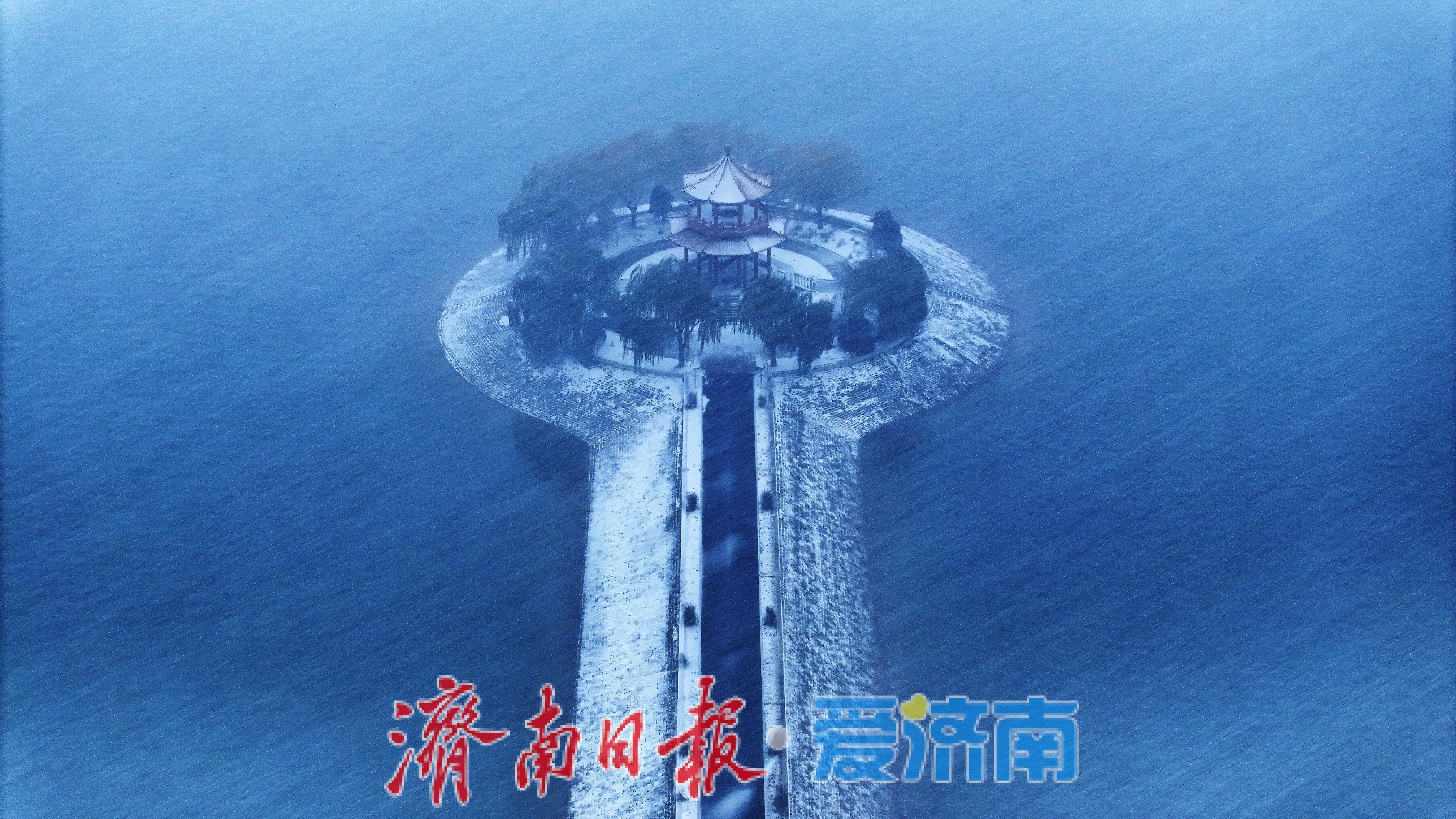 济南2025年首场雪降临 玉清湖“栈桥”变琼楼玉宇