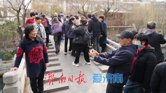 泉畔春光好，市民踏春来