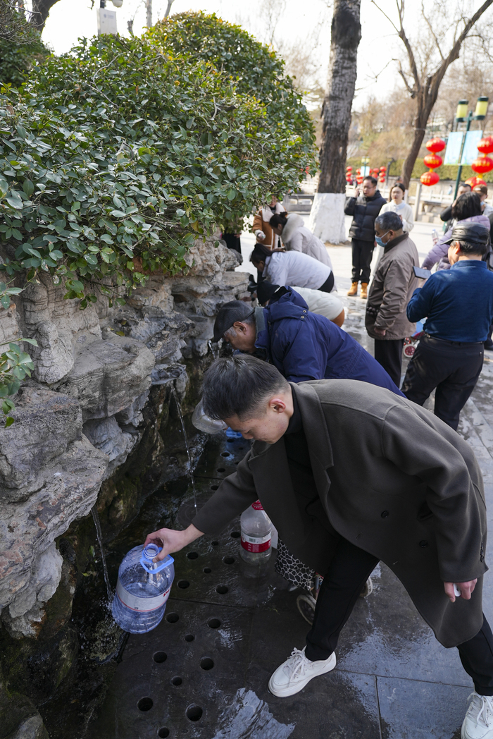 泉边打水，或许是最接近济南人的生活方式