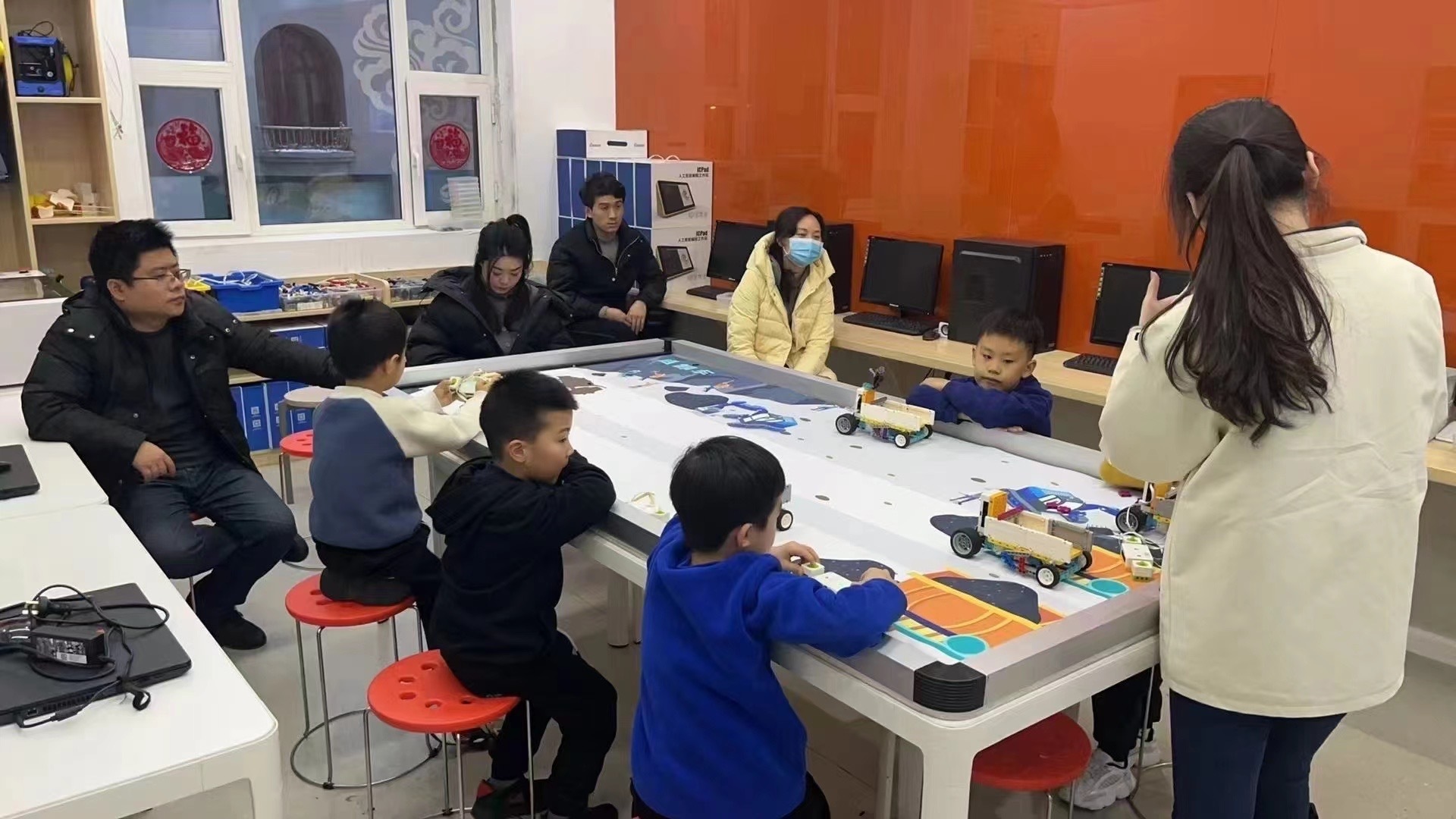 展会招商出效果，主动让利受欢迎，“济南造”教育机器人开足马力向未来