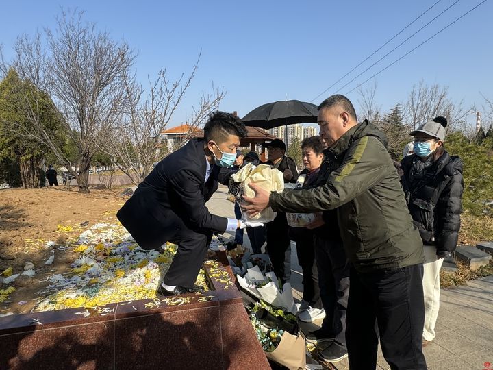 繁花为伴 魂归自然 济南市玉函山安息园举行集体花坛葬
