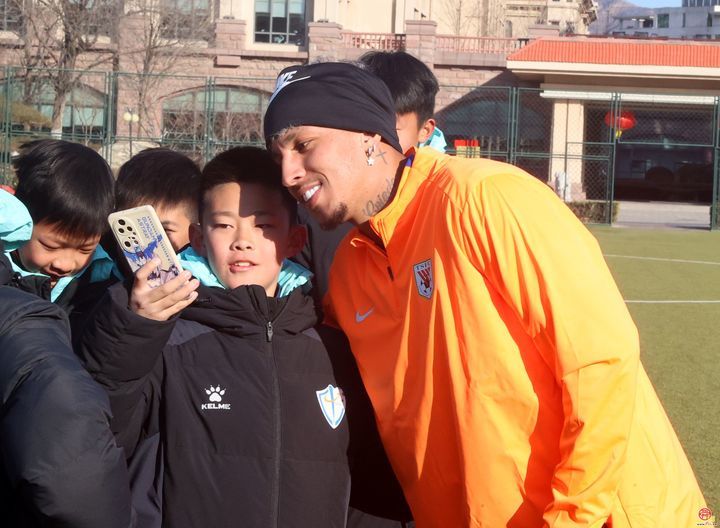 山东泰山足球俱乐部助力青少年足球发展 加强校园足球交流