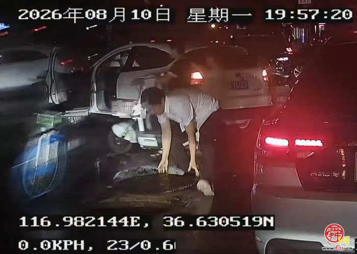 脱下工装仍是“安全员”！济南公交党员雨夜处置路面险情