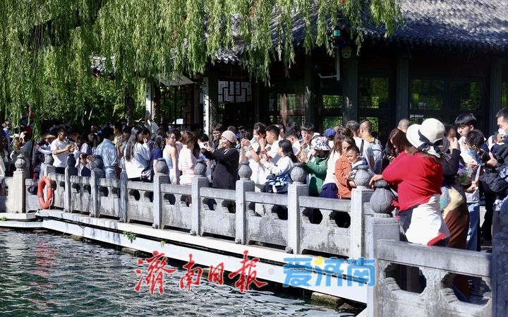 一年四季 泉在济南丨泉涌人潮两相旺