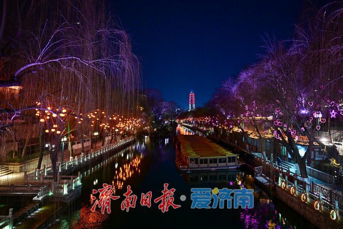 环城公园迎春花灯点亮护城河畔 夜色中黑虎泉更添韵致