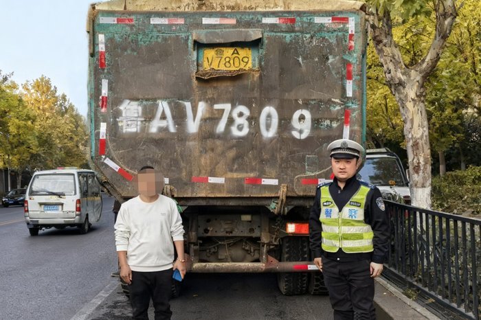 泥巴“马甲”白费劲，济南一货车驾驶人遮挡号牌被处罚
