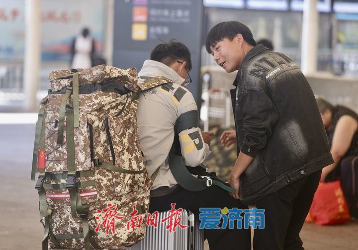 国庆假期尾声，济南火车站广场归客如织