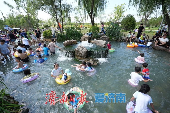 一年四季 泉在济南丨叮咚泉水映童趣，“泉涌白沙”醉游人