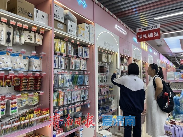 开学季文具店迎“采购热潮”，创意文具成学生新宠
