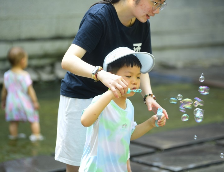 高温来袭，济南市民泉畔觅清凉