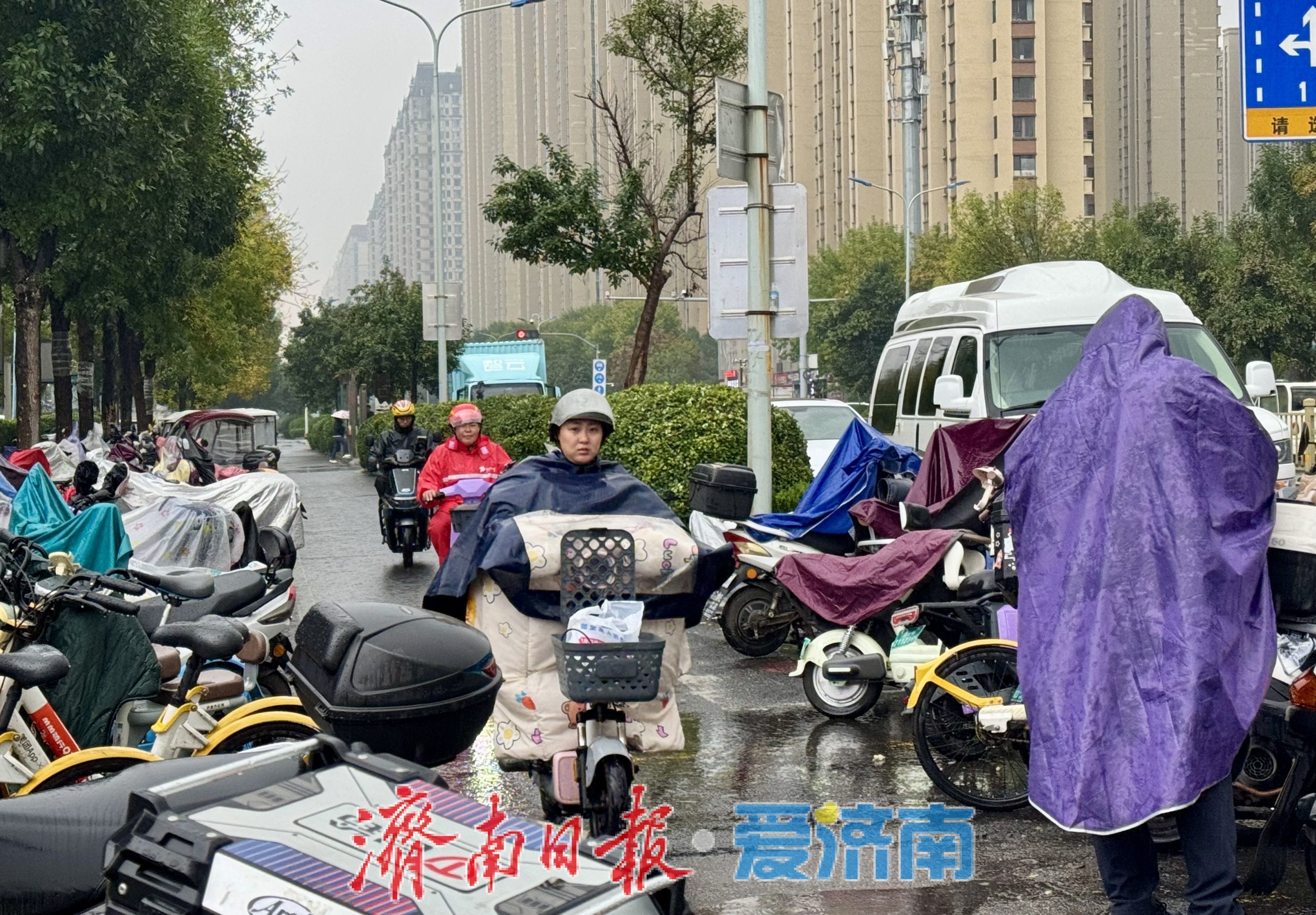 泉城秋雨迎寒意 市民添衣暖意浓