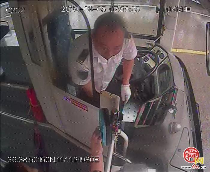 为ta点赞｜市民雨后骑行滑倒 济南公交K85路热心驾驶员及时相助