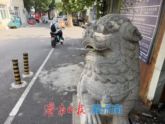 济南经十西路旁，一对清代石狮的百年守望
