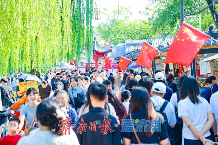 秋日泉巷颜值出圈 曲水亭街拍照打卡热潮持续升温