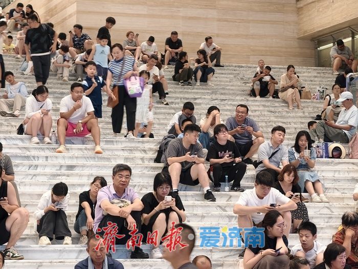 夏日清凉，山东博物馆中庭成纳凉热门地